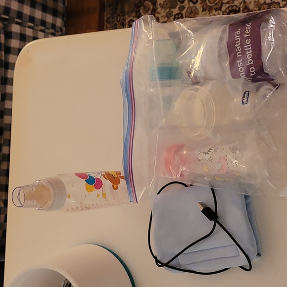 Nanobébé bottles and accessories, warmers, and bag of assorted bottles - Picture 4 of 4